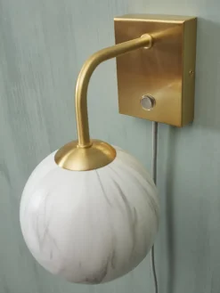 it's about RoMi Wandlamp glas/ijzer Carrara bol wit marmerprint/goud