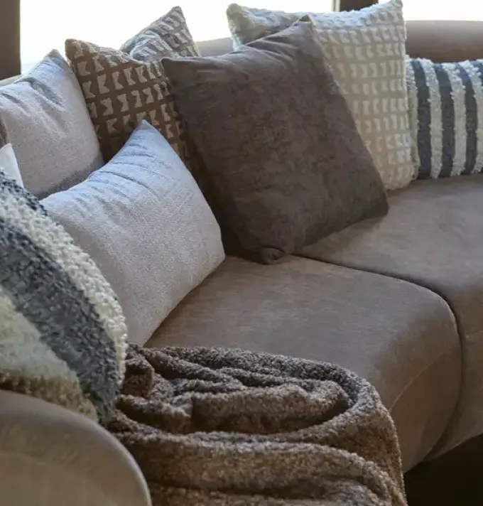 Light en Living Kussen 45x45 cm SONTRA donker bruin+taupe veren gevuld
