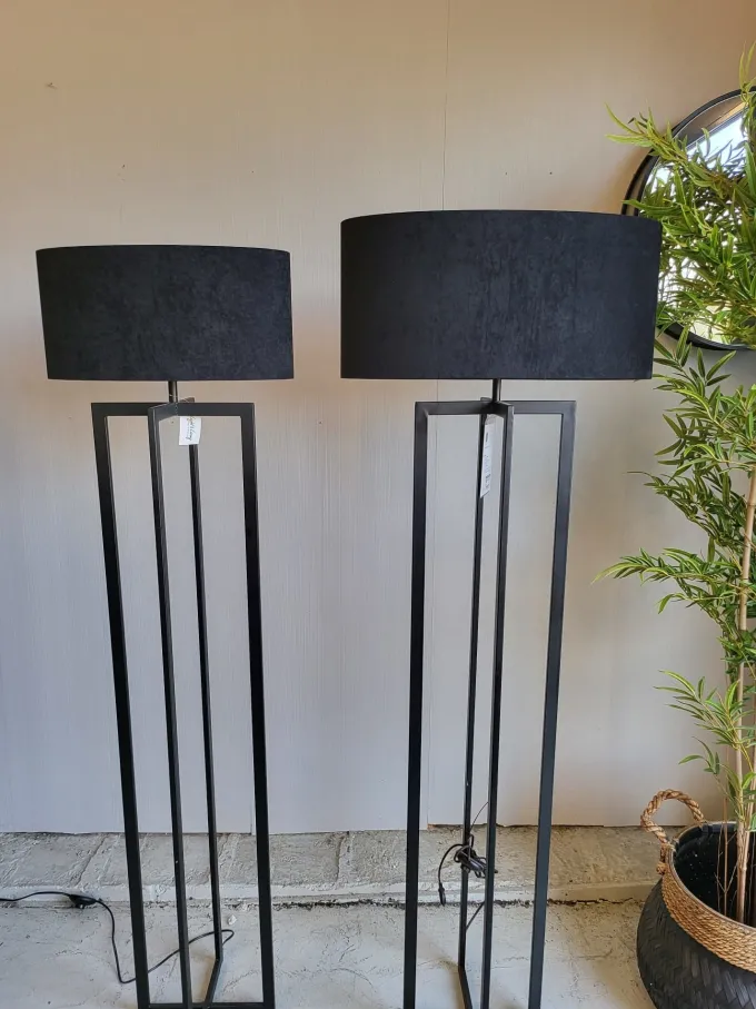 Light en Living Vloerlamp MACE Mat Zwart 30x30x140 cm van Light & Living