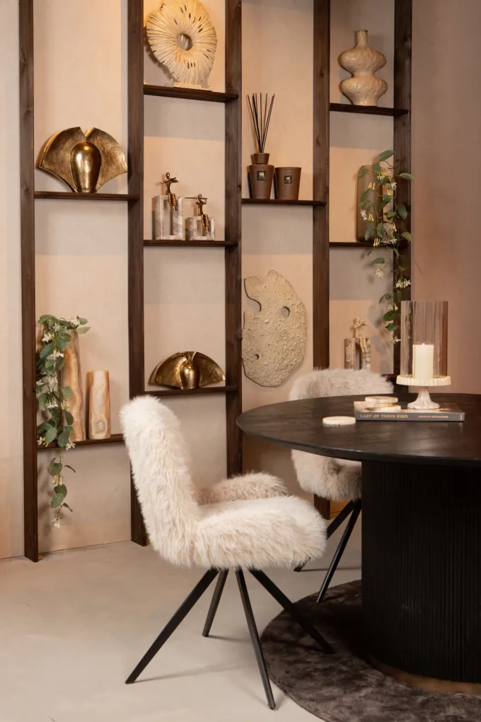 PTMD Ornament Aleria Beige dame met fluit op marmeren voetstuk