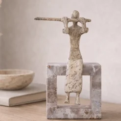 PTMD Ornament Aleria Beige dame met fluit op marmeren voetstuk
