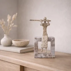 PTMD Ornament Aleria Beige dame met fluit op marmeren voetstuk