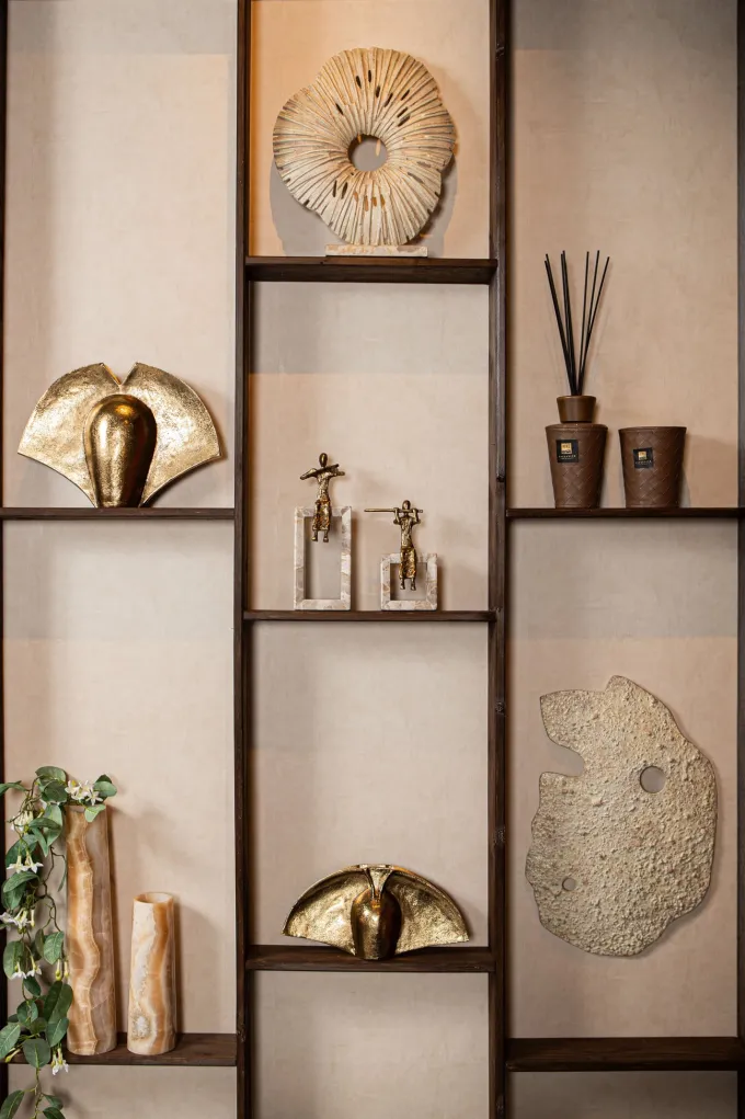 PTMD Ornament Aleria Beige dame met fluit op marmeren voetstuk