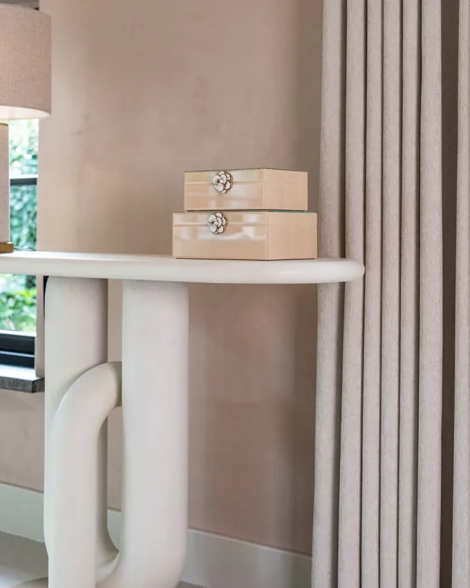 Richmond Interiors Console Winslow white