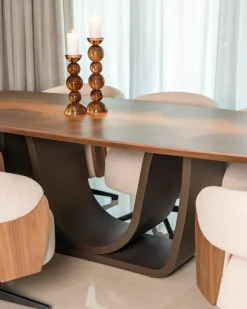 Richmond Interiors Eettafel Windsor walnut 230 brass onderstel