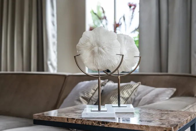 Richmond Interiors Faux koraal Jada op standaard wit