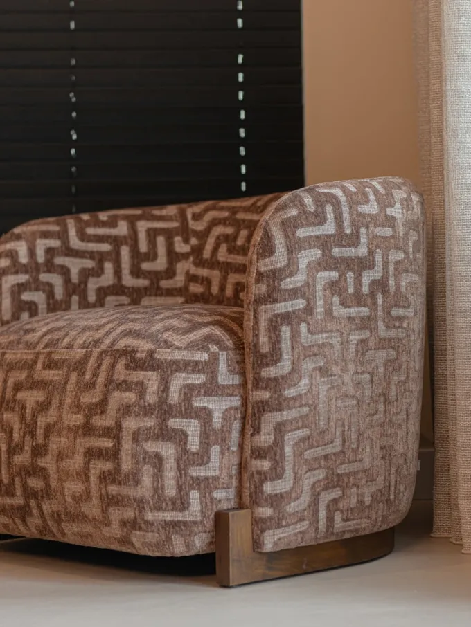 Richmond Interiors Lounge stoel Hannah bruin labyrinth fire retardant