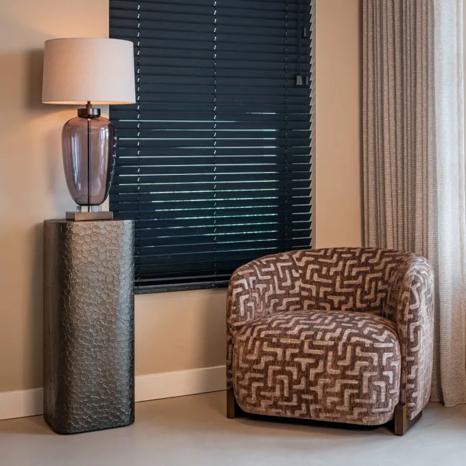 Richmond Interiors Lounge stoel Hannah bruin labyrinth fire retardant