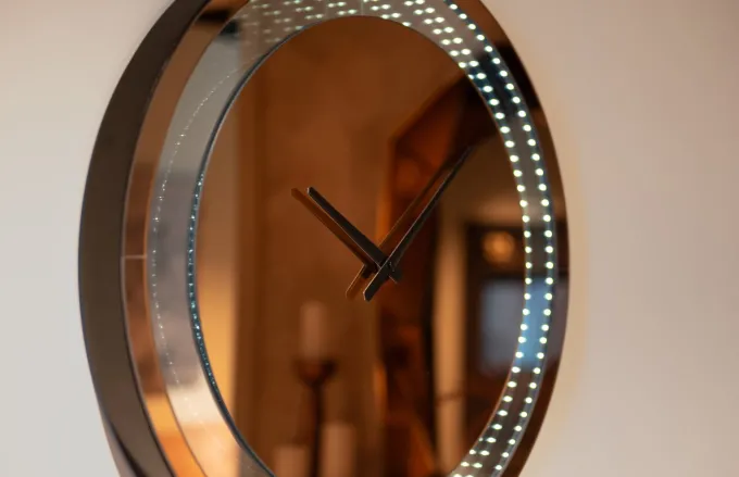 Richmond Interiors Wandlamp Julia bruin - Led Clock