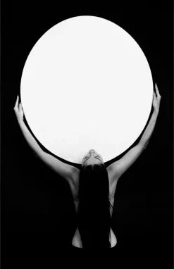 Wandkraft Femme Portant L’univers