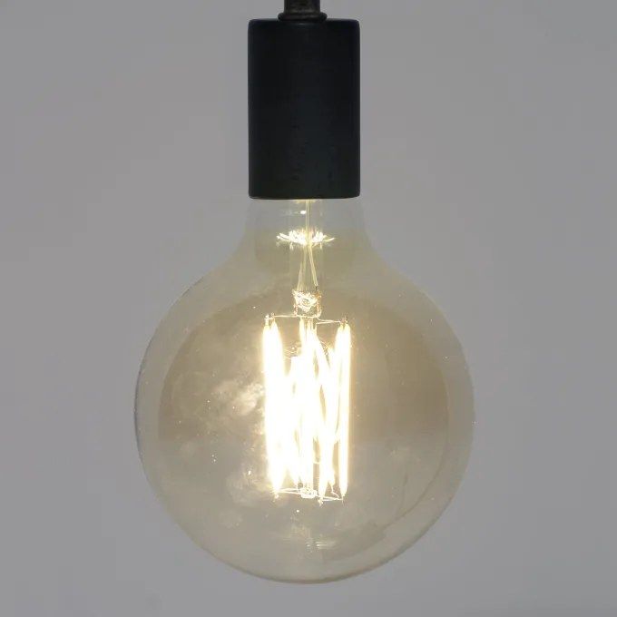 WoonStijl Lichtbron LED filament bol Ø12 5 - E27 6W 2100K 450lm dimbaar / Amberkleurig glas